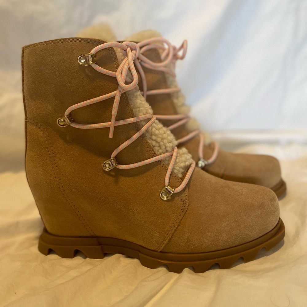 SOREL JOAN OF ARCTIC™ WEDGE III LACE - TAWNY BUFF